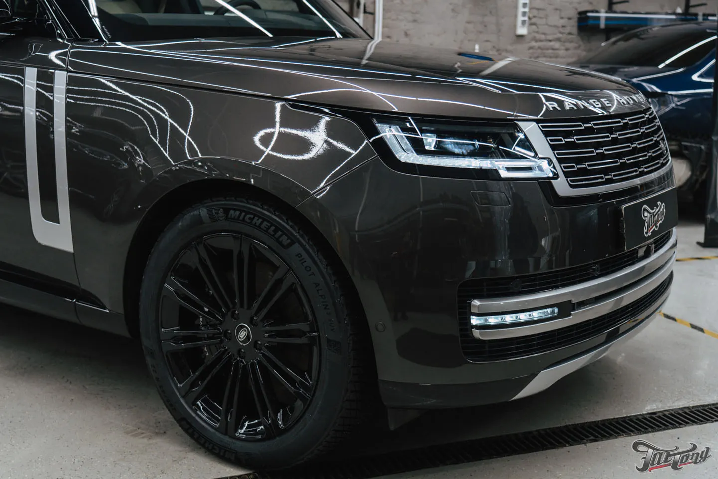 Новые кованые диски и фирменный шиномонтаж на стендах Hunter для Range Rover Long